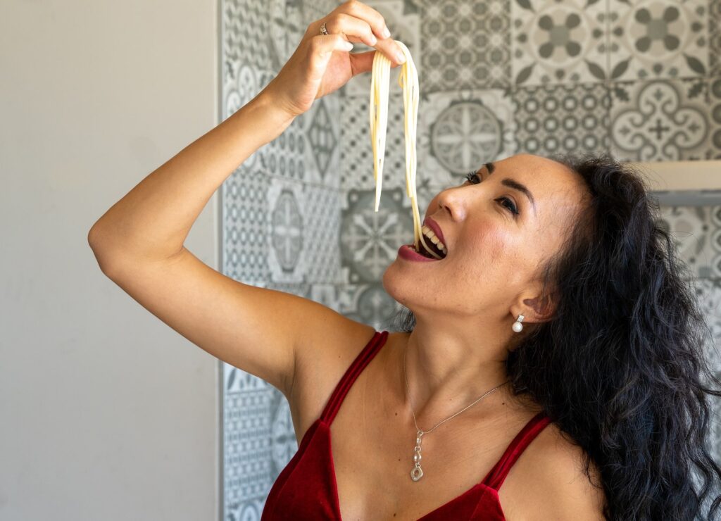 women eating noodles shirataki